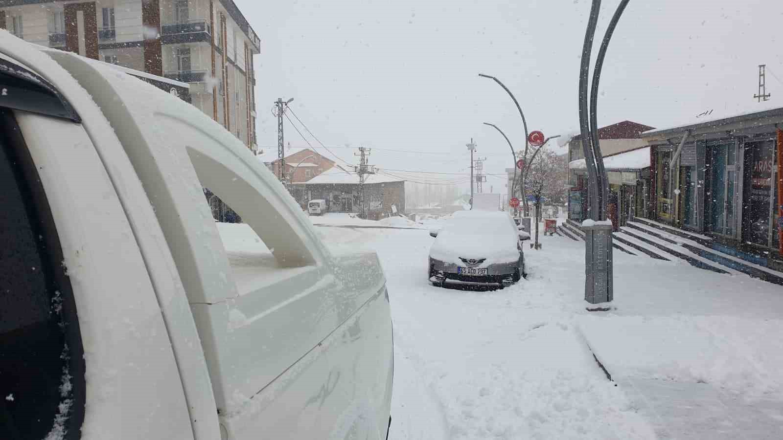 Başkale’de kar yağışı
