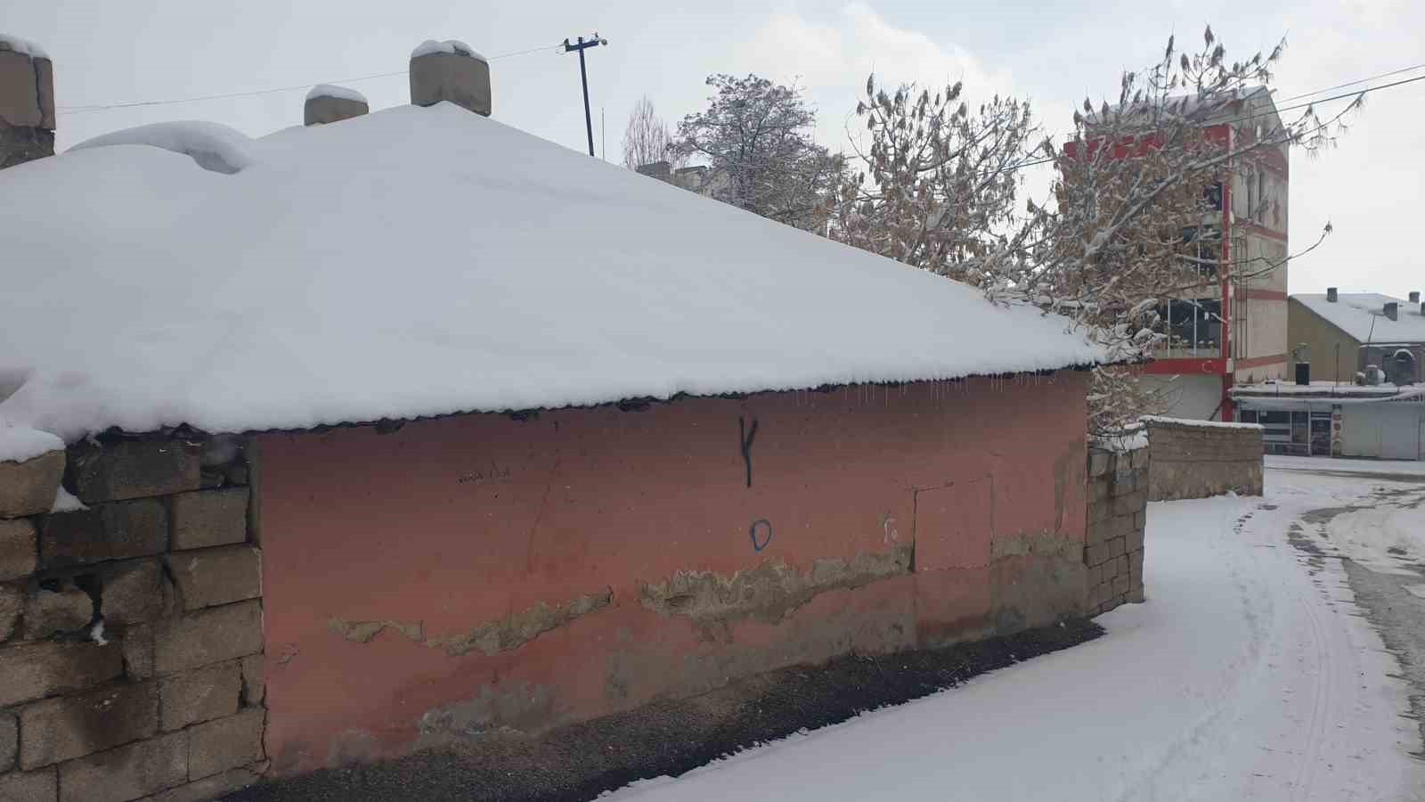 Başkale’de kar yağışı
