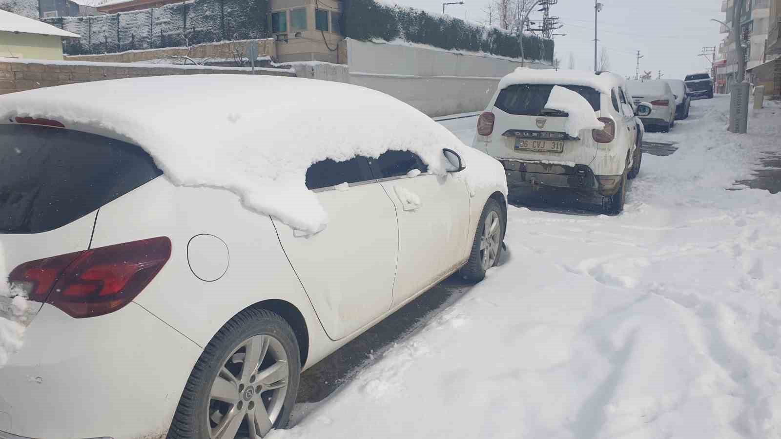 Başkale’de kar yağışı
