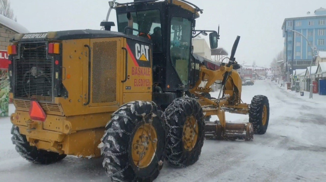 Başkale’de kar yağışı
