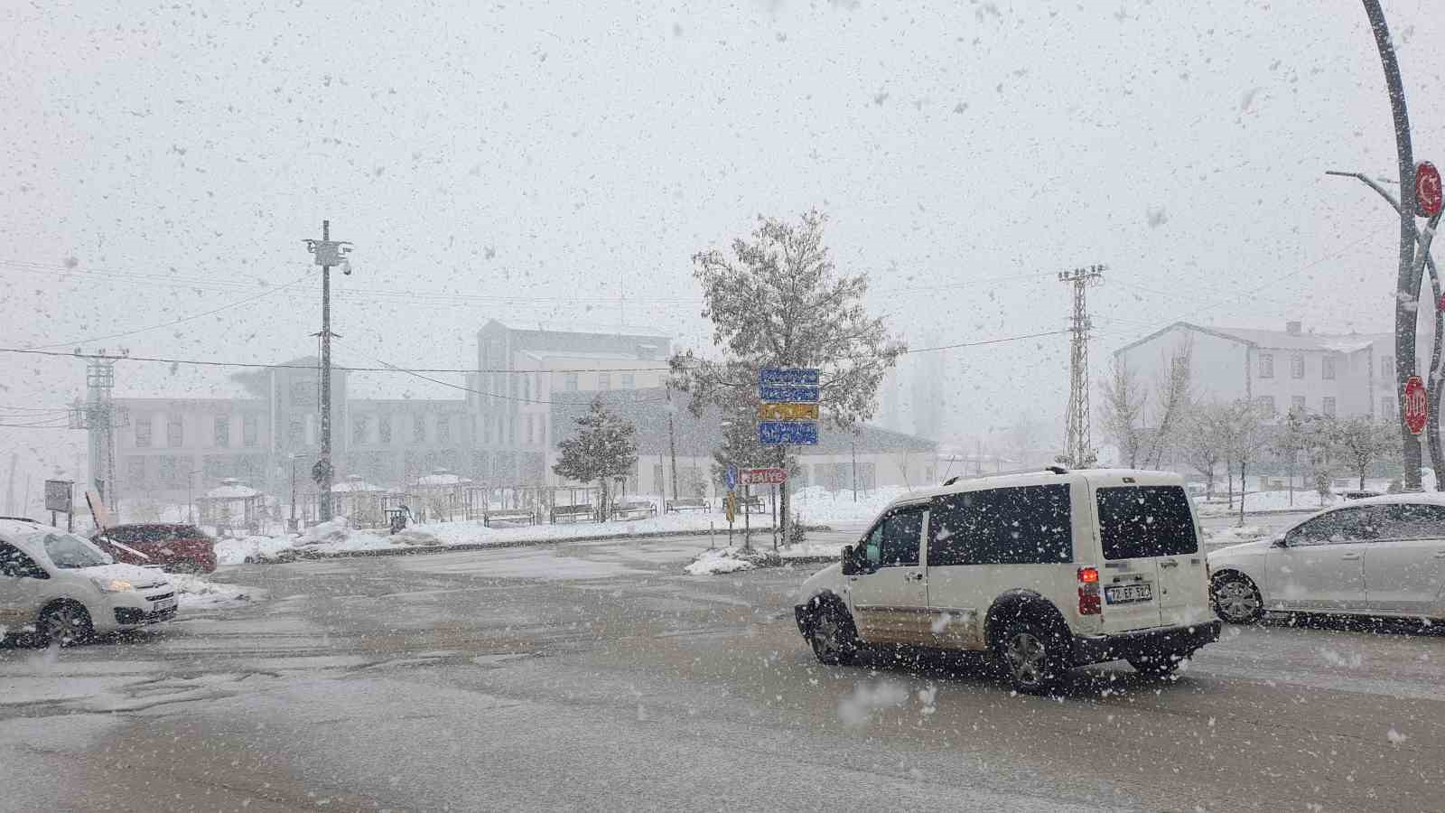 Başkale’de kar yağışı
