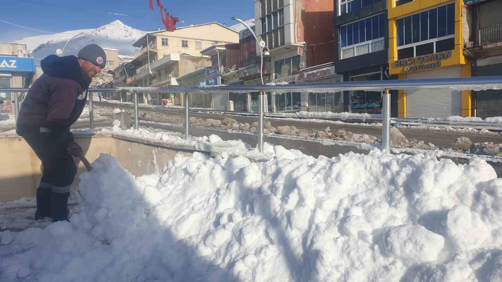 Başkale’de kar yağışı
