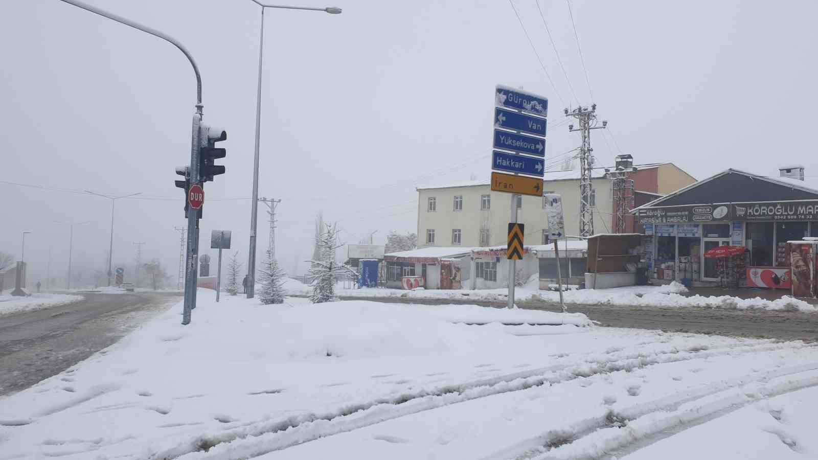 Başkale’de kar yağışı
