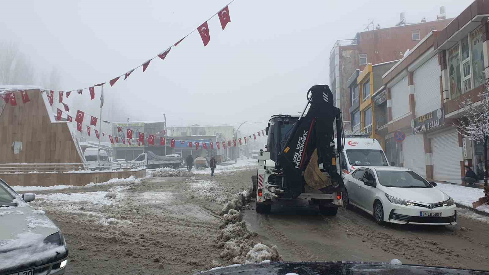 Başkale’de kar yağışı
