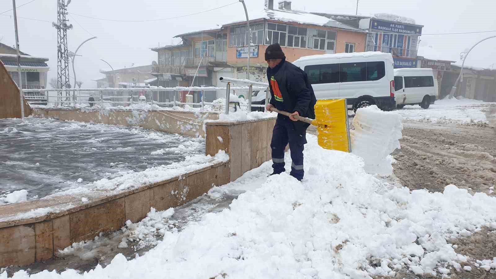 Başkale’de kar yağışı
