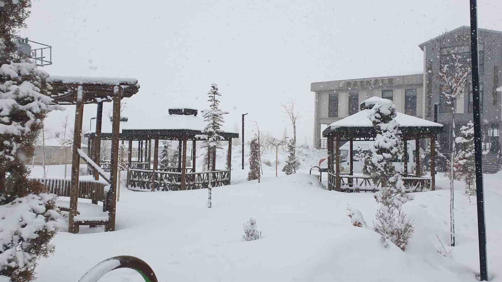 Başkale’de kar yağışı
