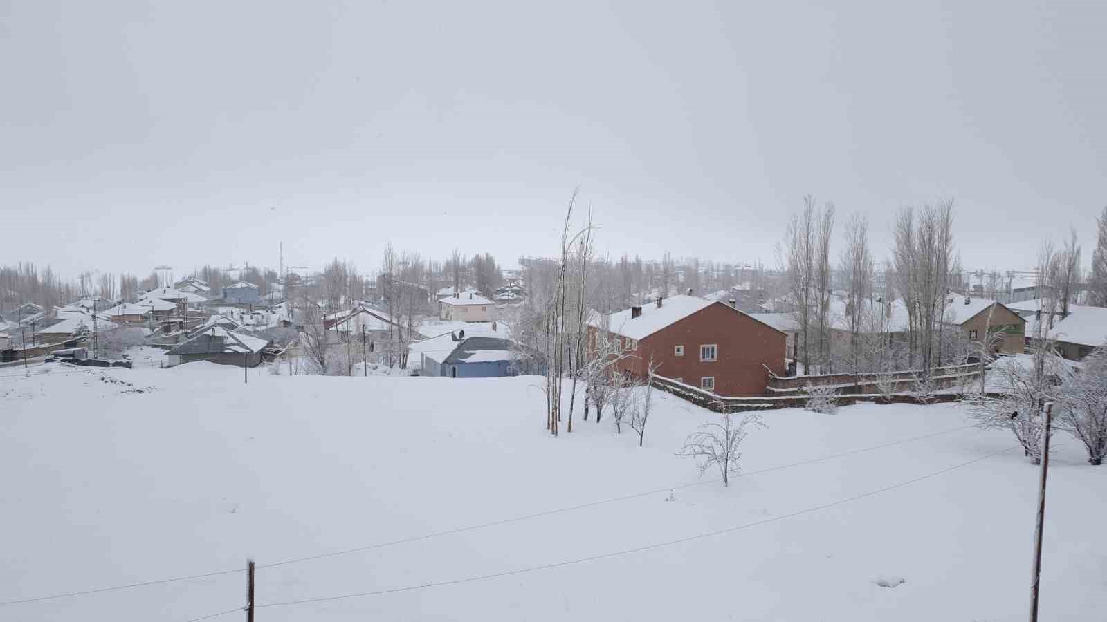 Başkale’de kar yağışı
