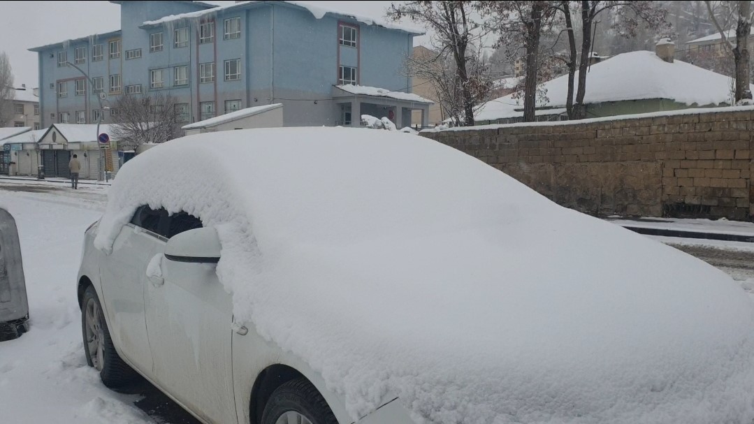 Başkale’de kar yağışı
