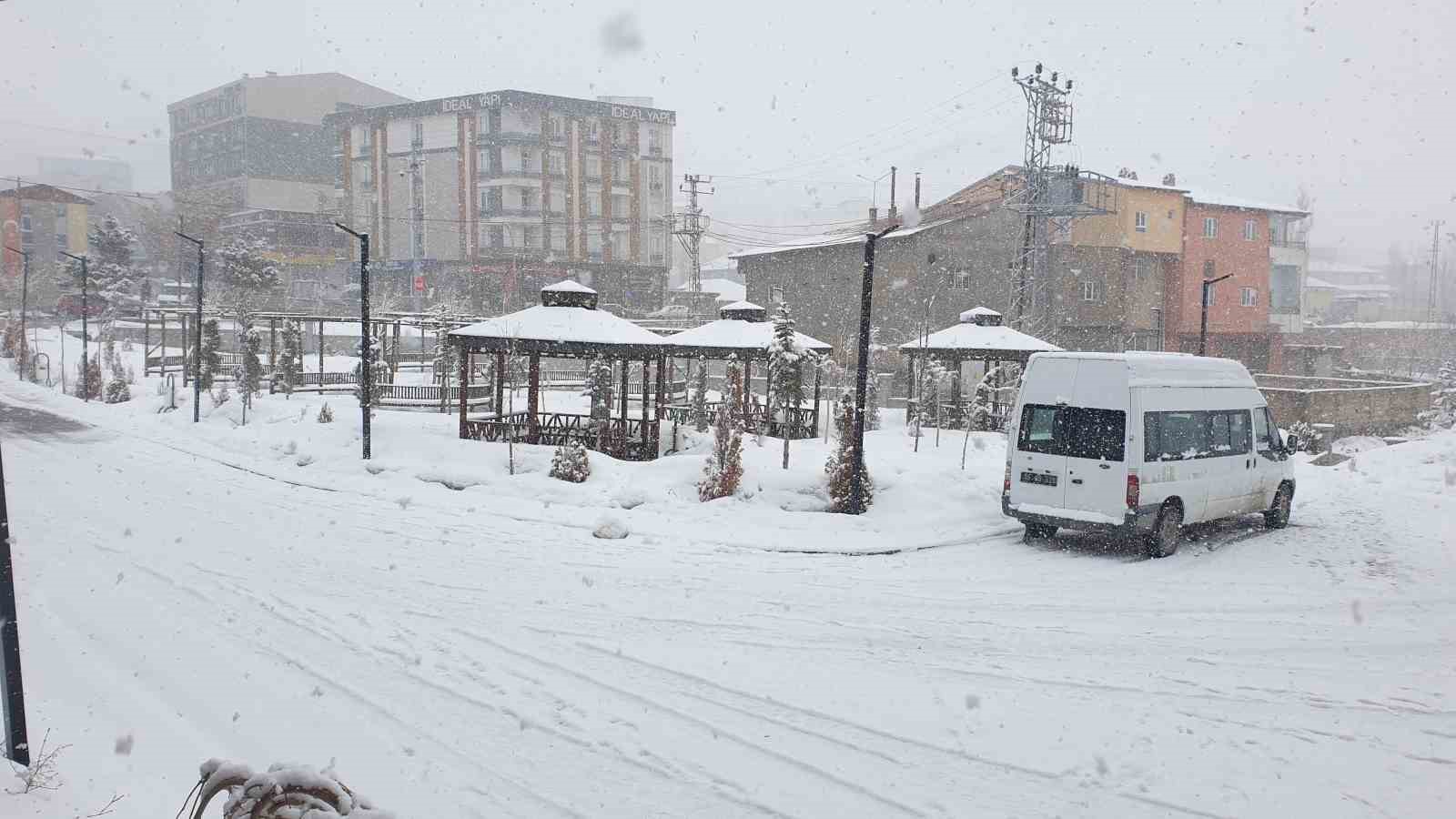 Başkale’de kar yağışı
