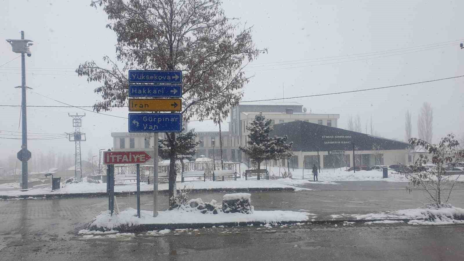 Başkale’de kar yağışı
