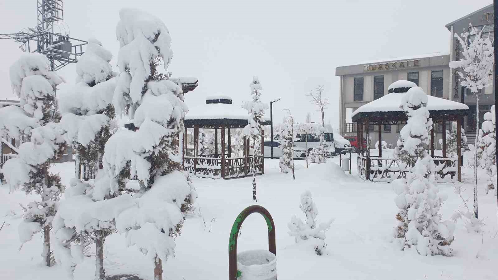 Başkale’de kar yağışı
