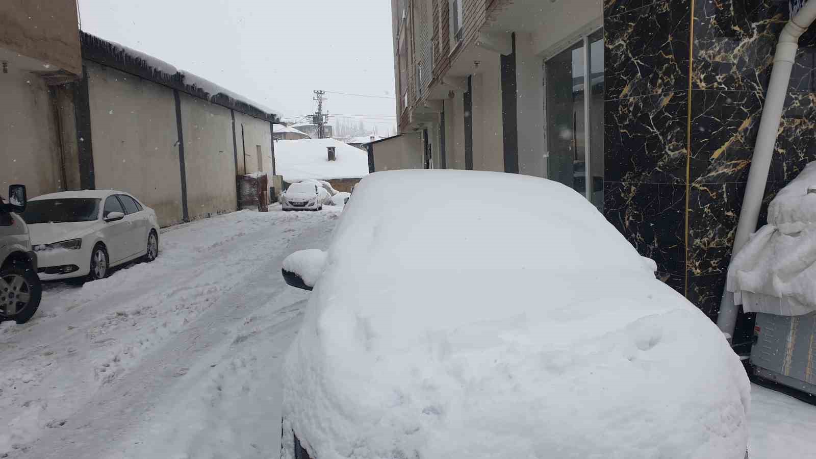 Başkale’de kar yağışı
