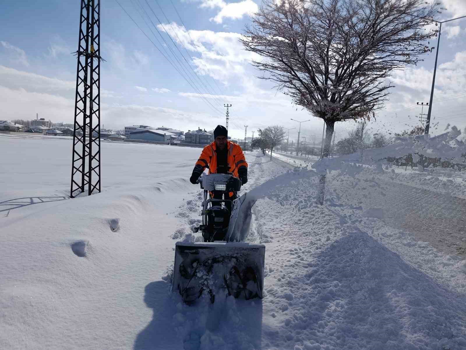 Başkale’de karla mücadele çalışması
