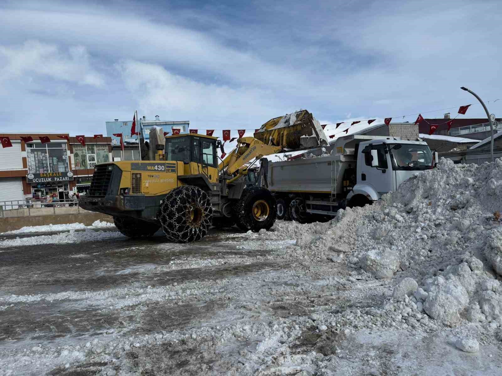 Başkale’de karla mücadele çalışması
