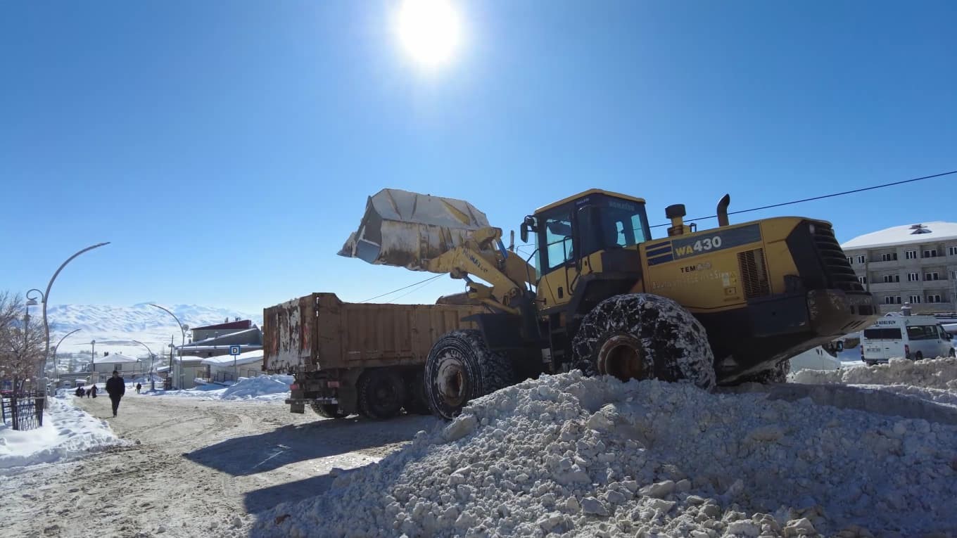 Başkale’de karla mücadele çalışması
