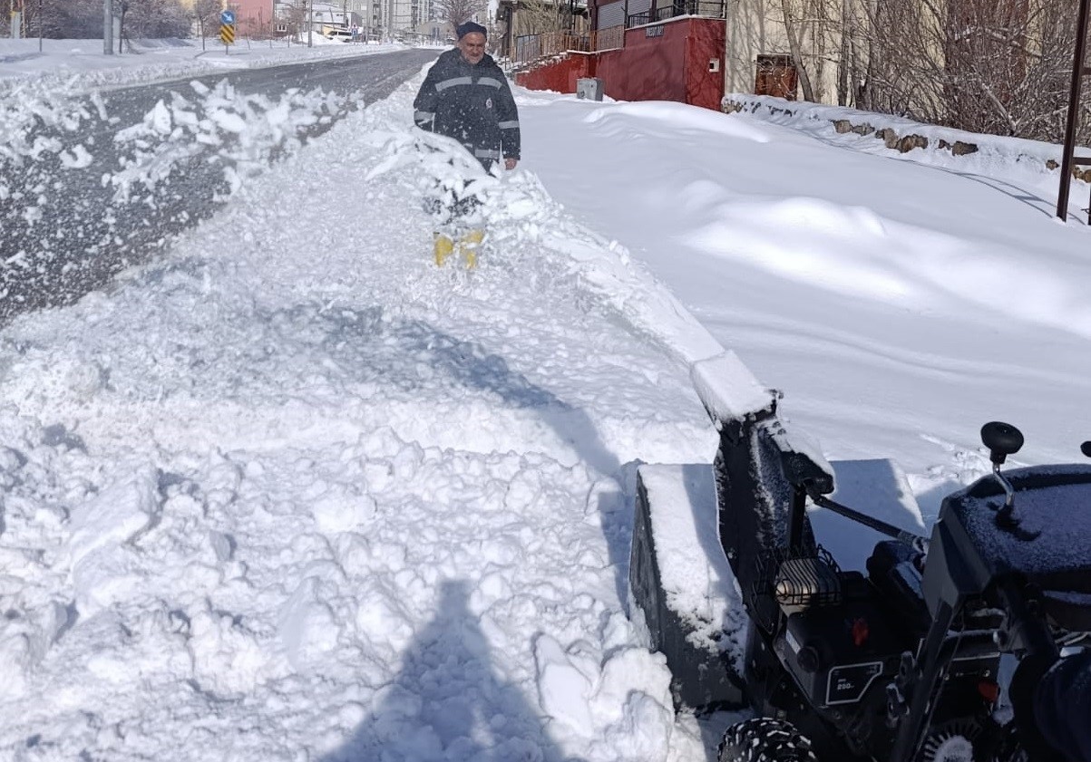 Başkale’de karla mücadele çalışması
