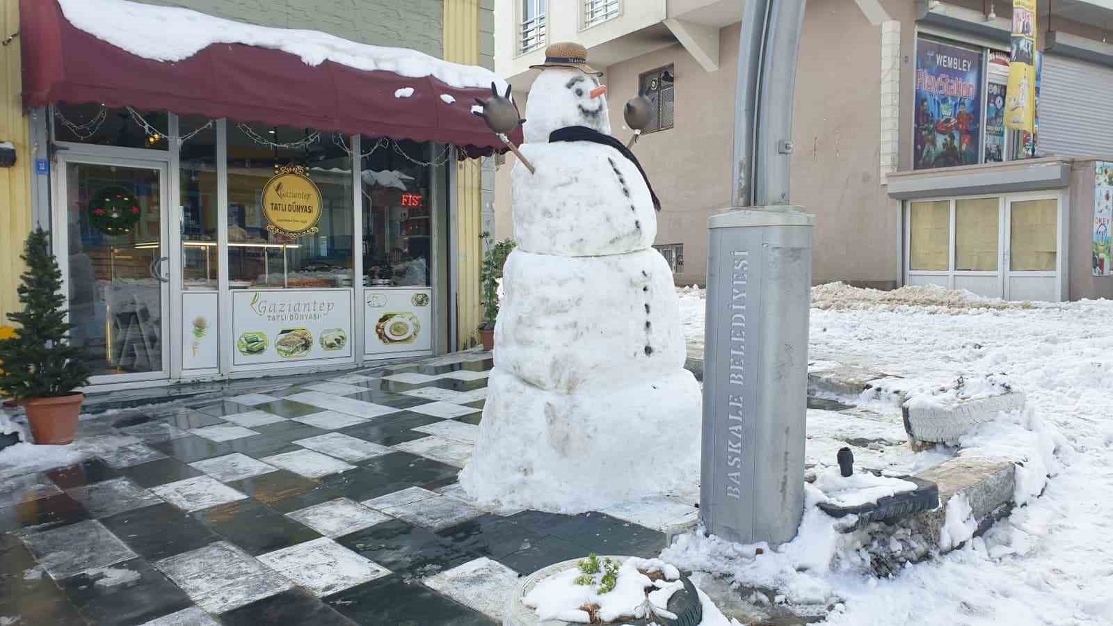 Başkale’de karla mücadele çalışması
