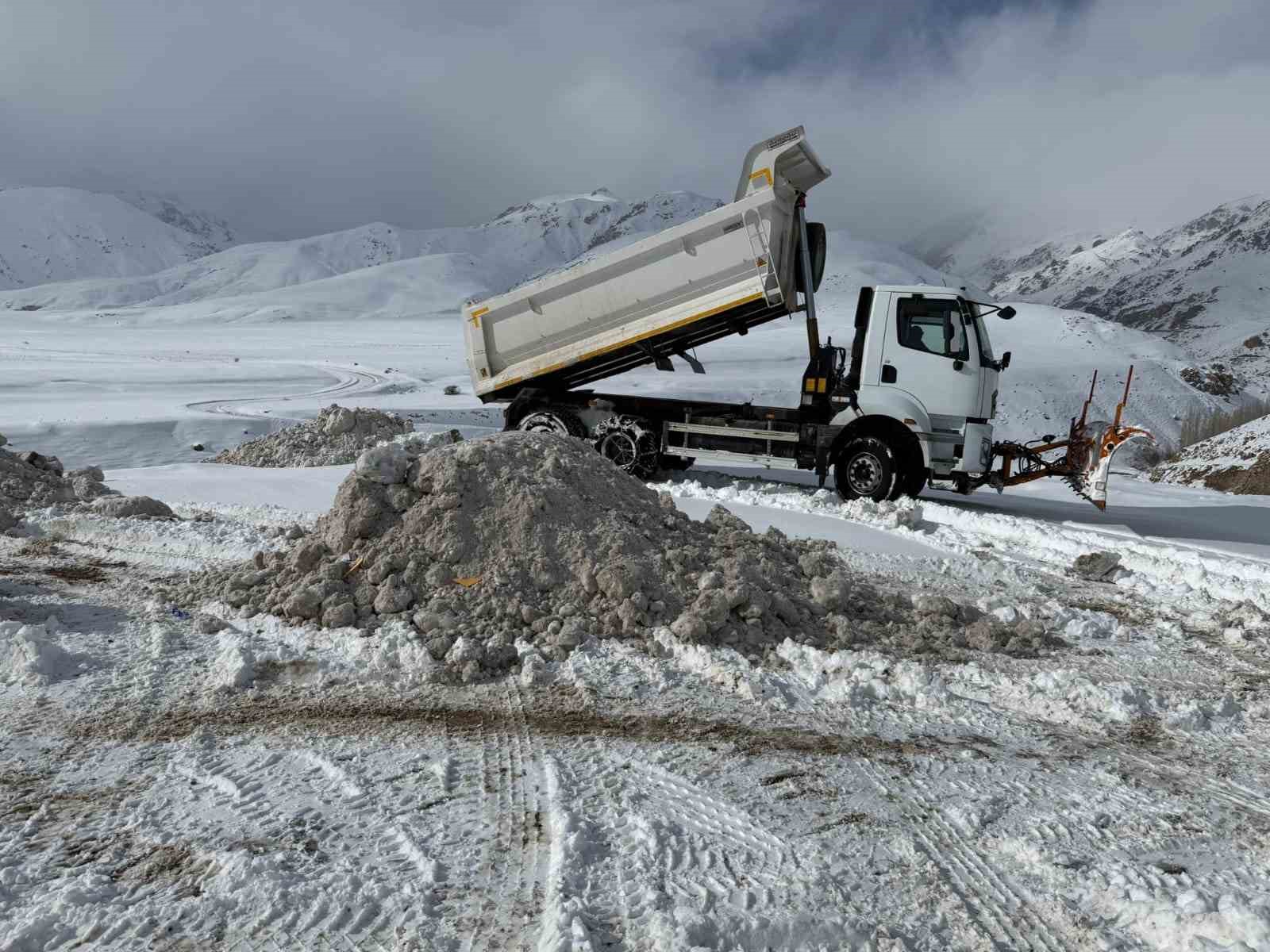 Başkale’de karla mücadele çalışması
