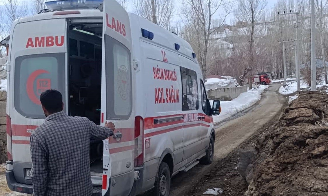 Başkale’de korkutan yangın: 3 çocuk tedavi altına alındı
