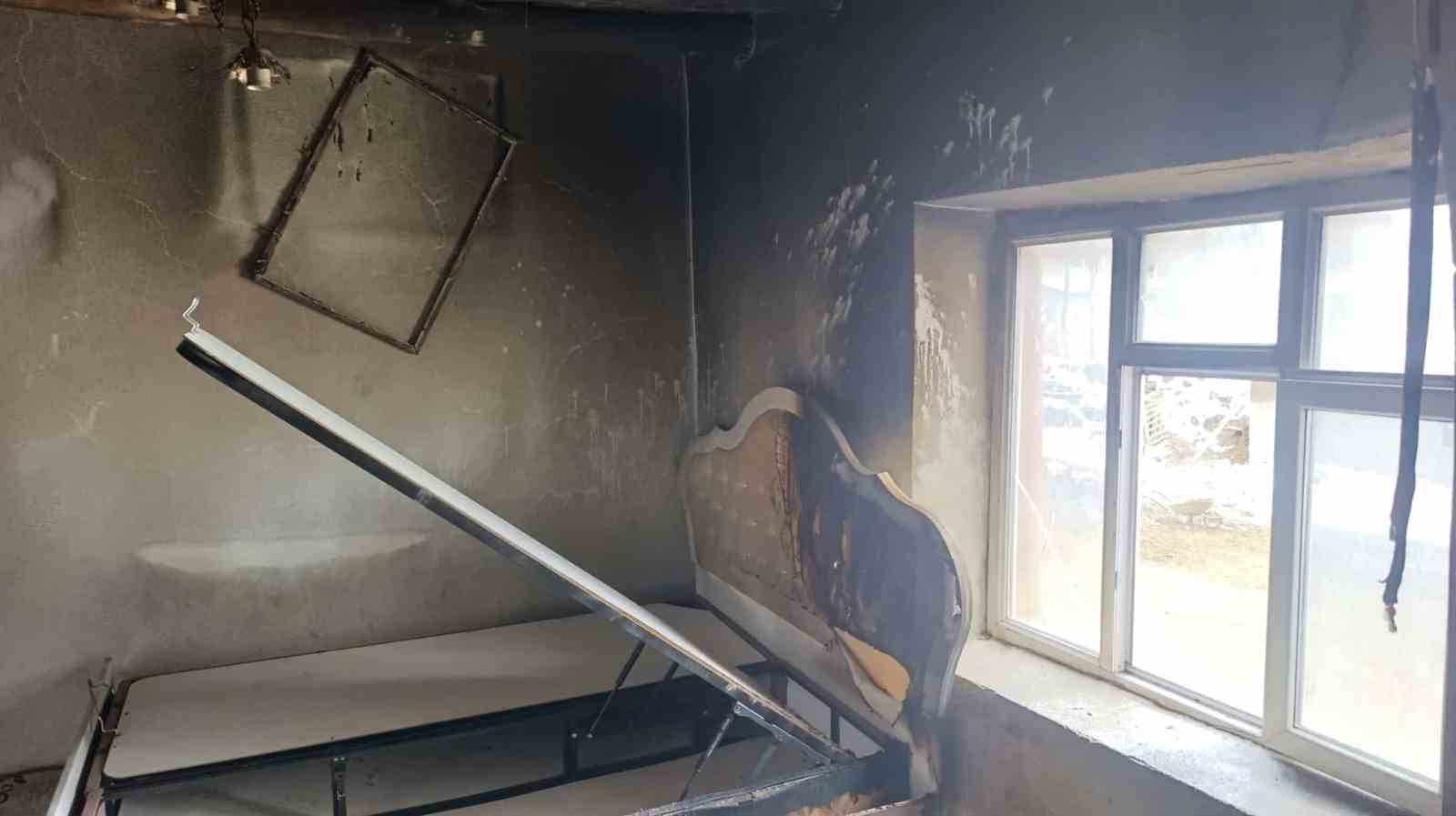 Başkale’de korkutan yangın: 3 çocuk tedavi altına alındı
