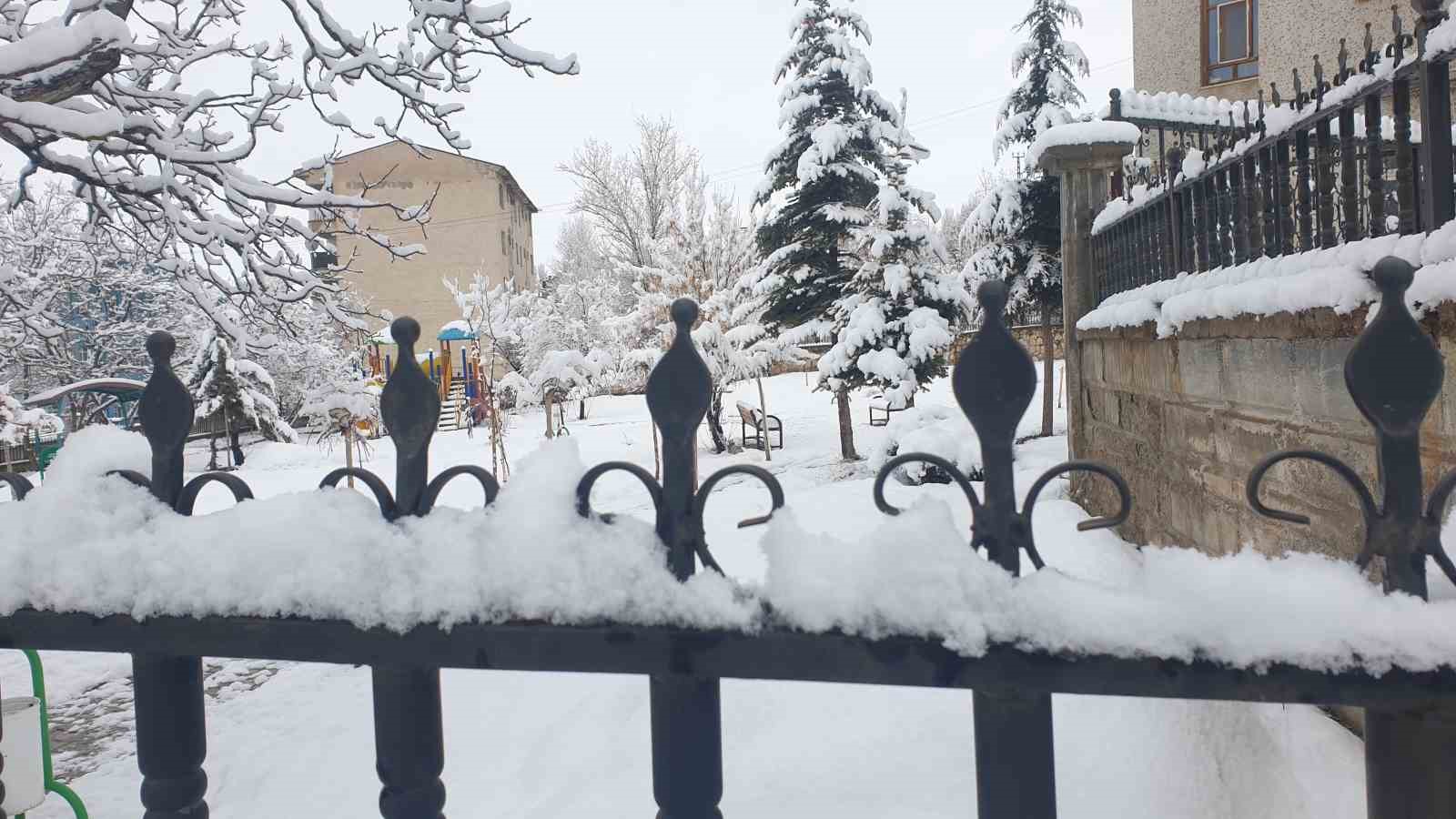 Başkale’de nisan ayında kar yağışı
