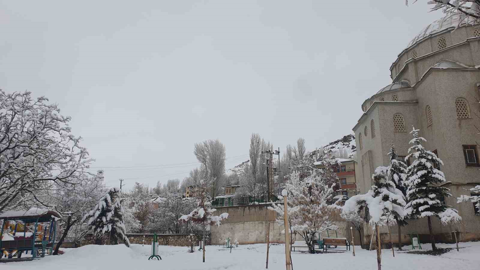 Başkale’de nisan ayında kar yağışı

