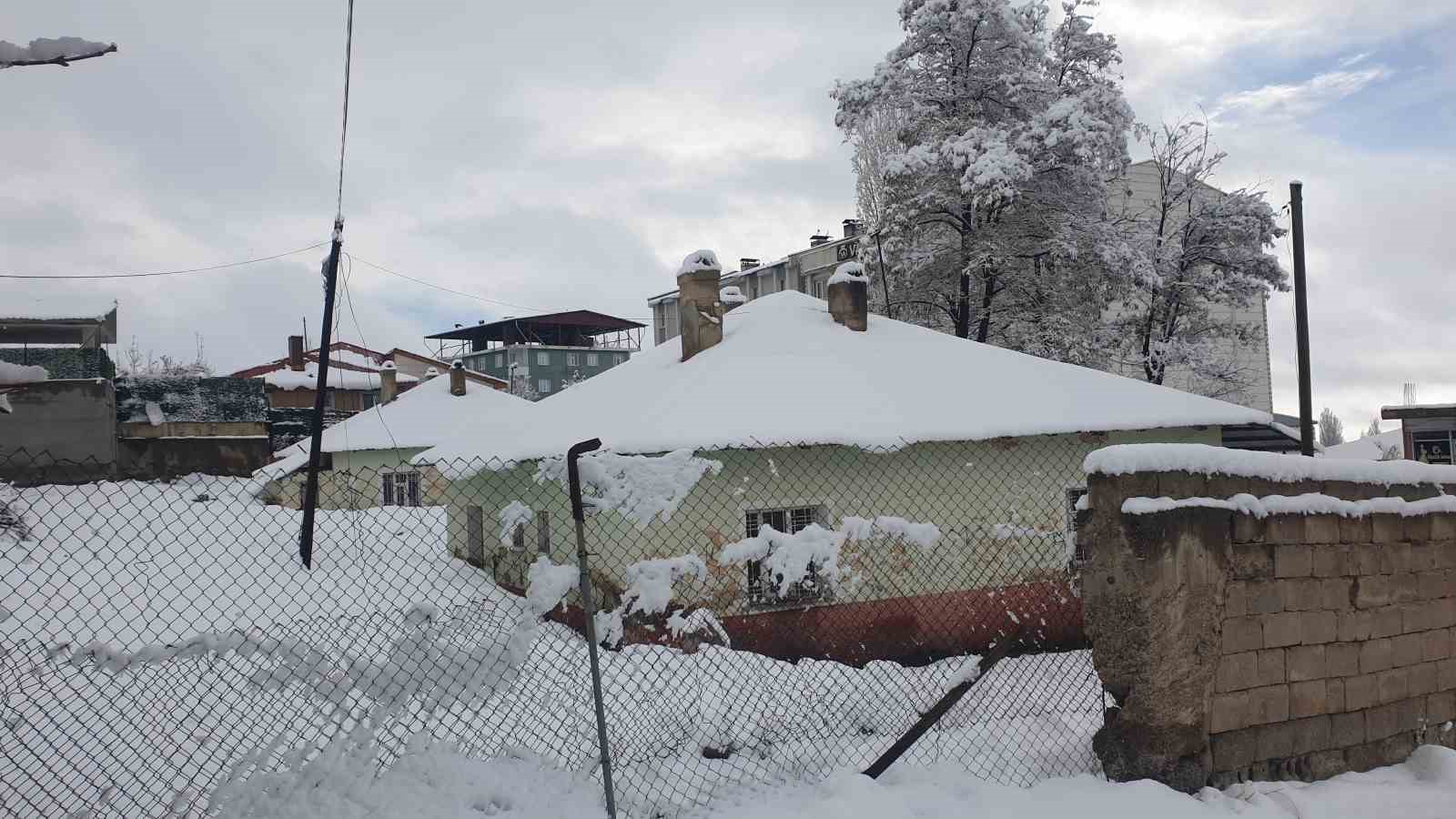 Başkale’de nisan ayında kar yağışı
