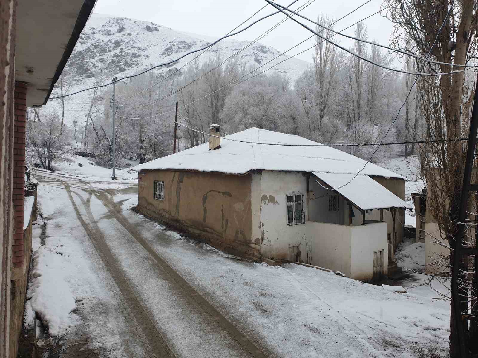 Başkale’de nisan ayında kar yağışı
