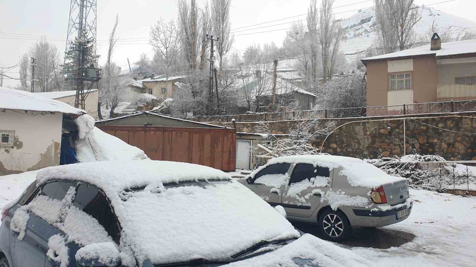 Başkale’de nisan ayında kar yağışı
