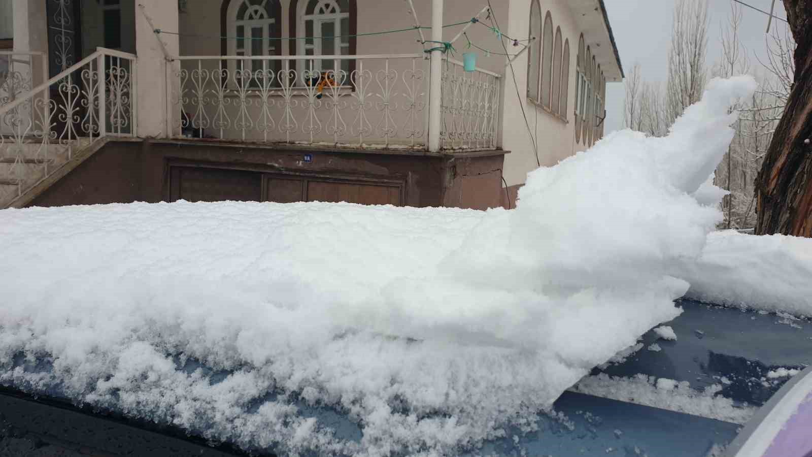 Başkale’de nisan ayında kar yağışı
