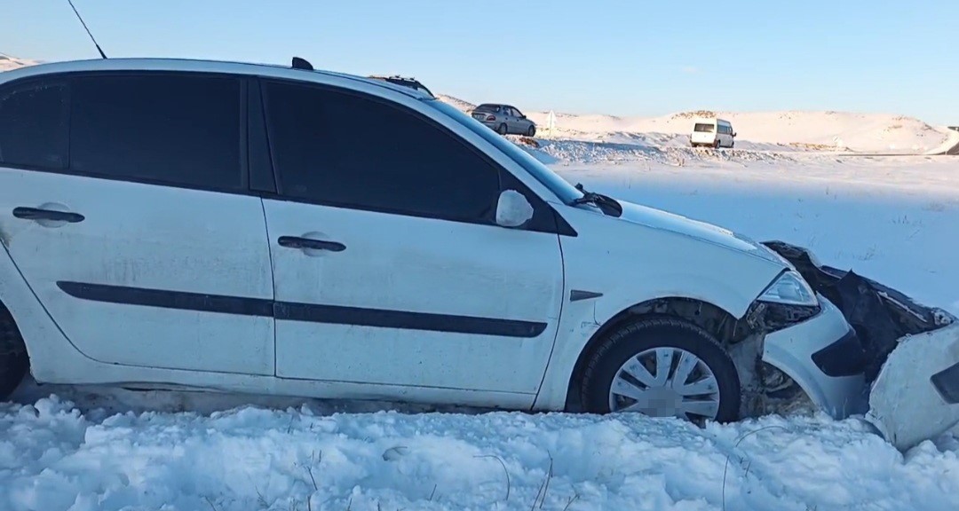 Başkale’de otomobil şarampole düştü
