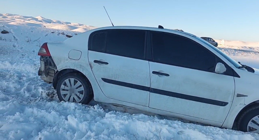 Başkale’de otomobil şarampole düştü
