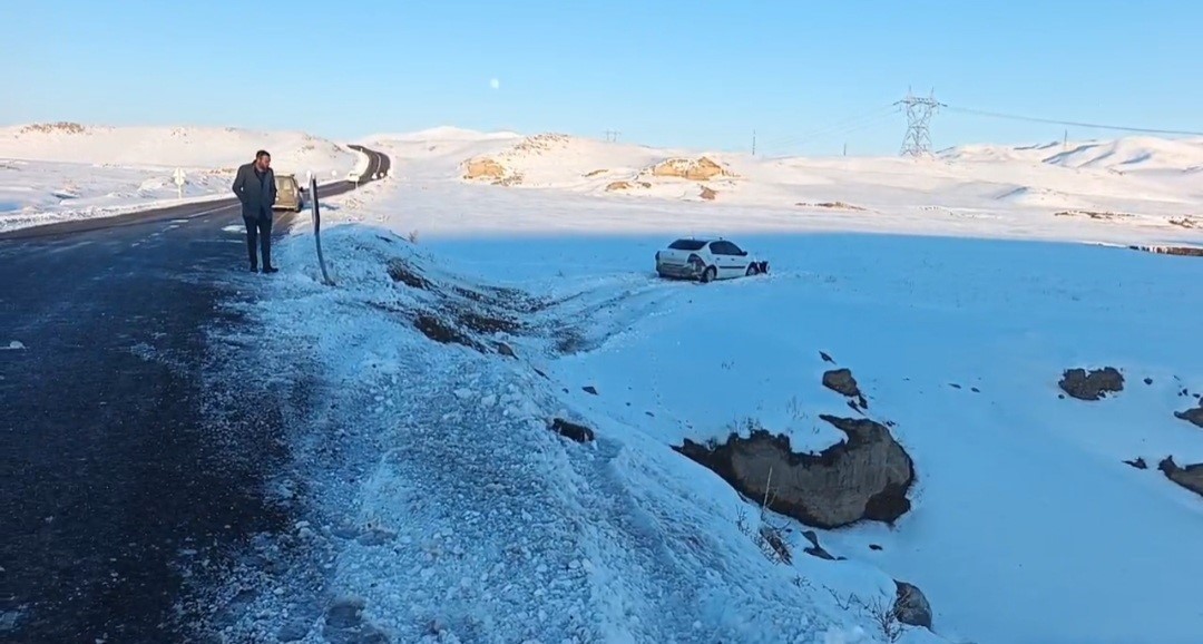 Başkale’de otomobil şarampole düştü
