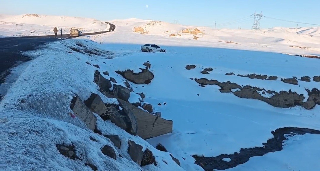 Başkale’de otomobil şarampole düştü
