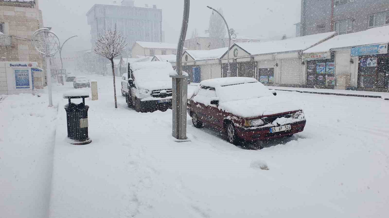 Başkale’de yoğun kar yağışı
