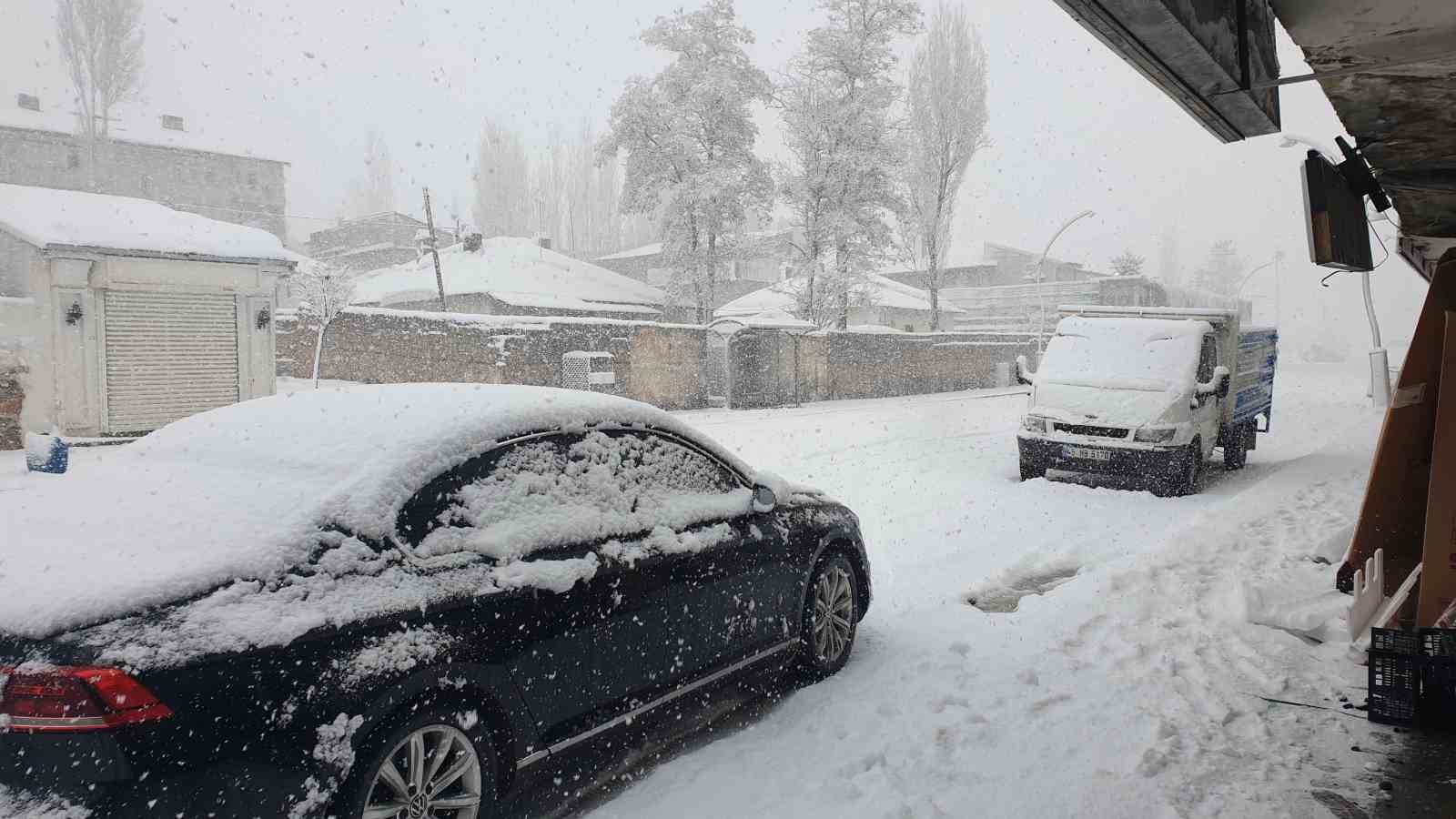 Başkale’de yoğun kar yağışı
