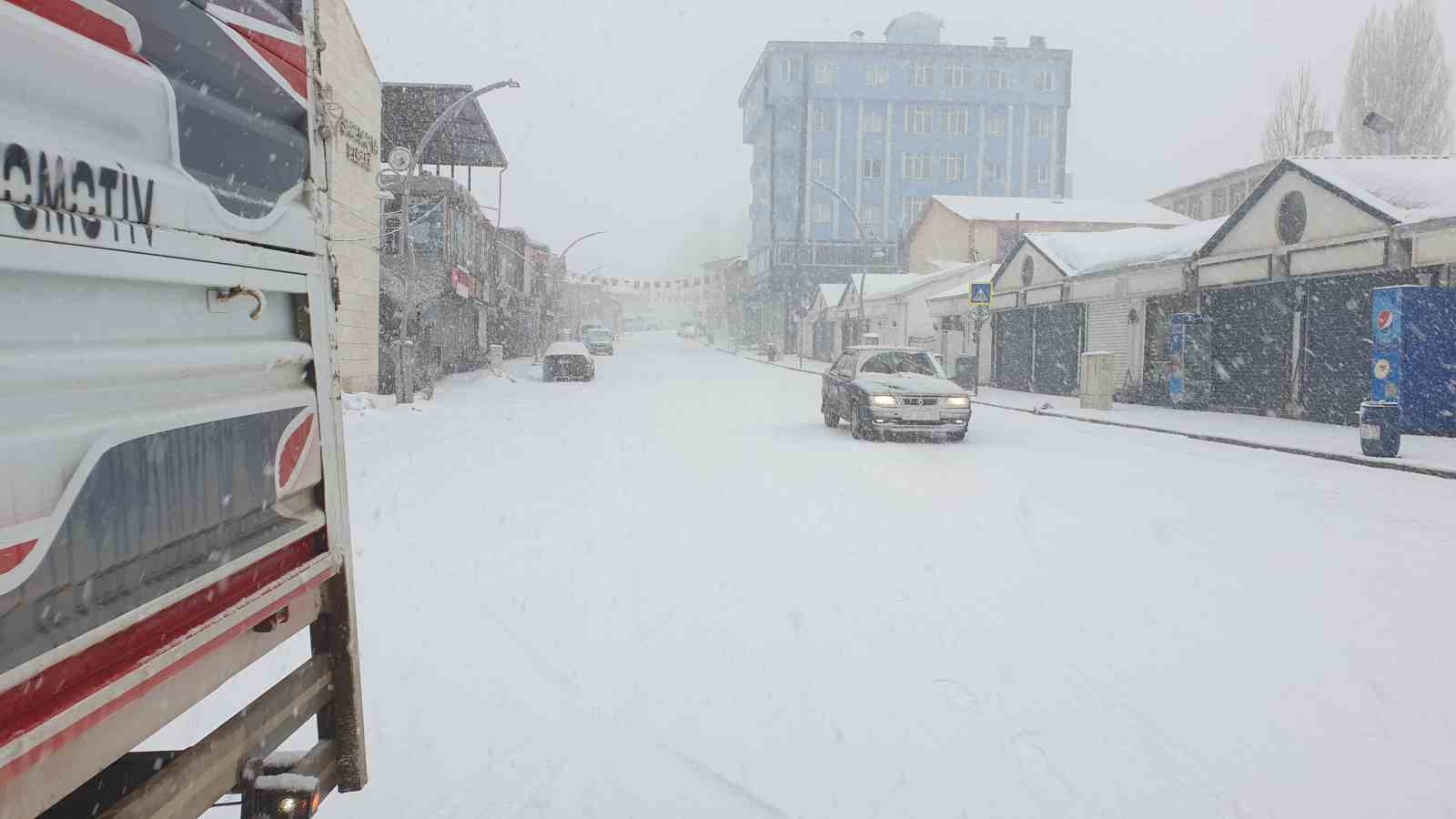 Başkale’de yoğun kar yağışı
