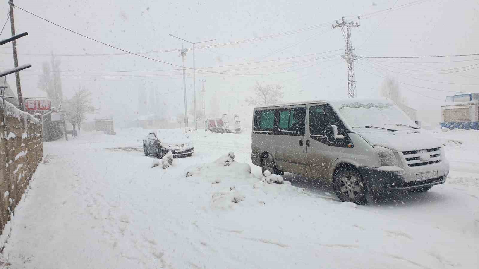 Başkale’de yoğun kar yağışı
