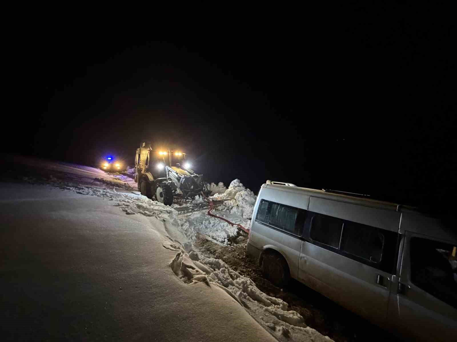 Başkale’de yoldan çıkan minibüs kara saplandı
