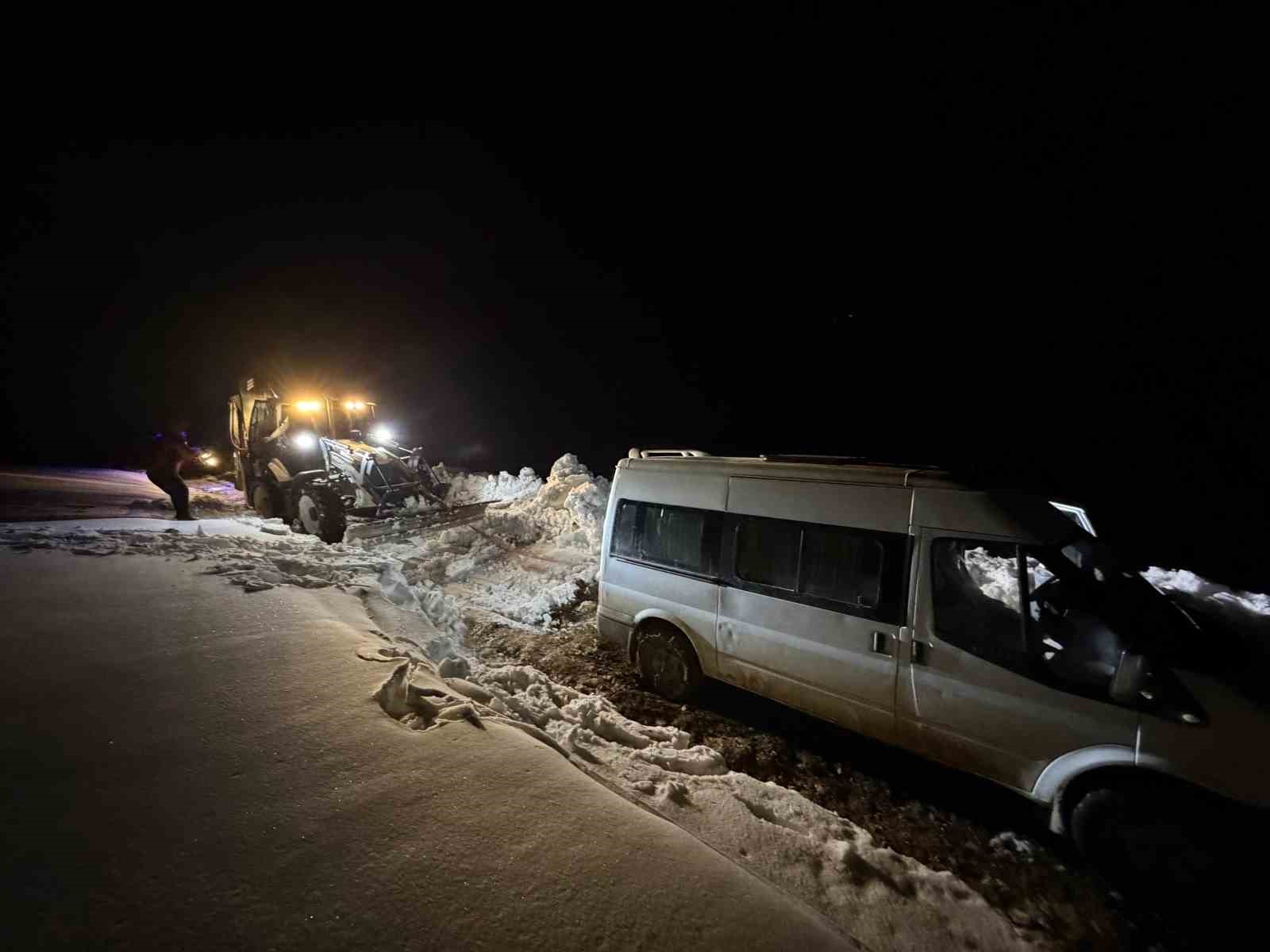 Başkale’de yoldan çıkan minibüs kara saplandı
