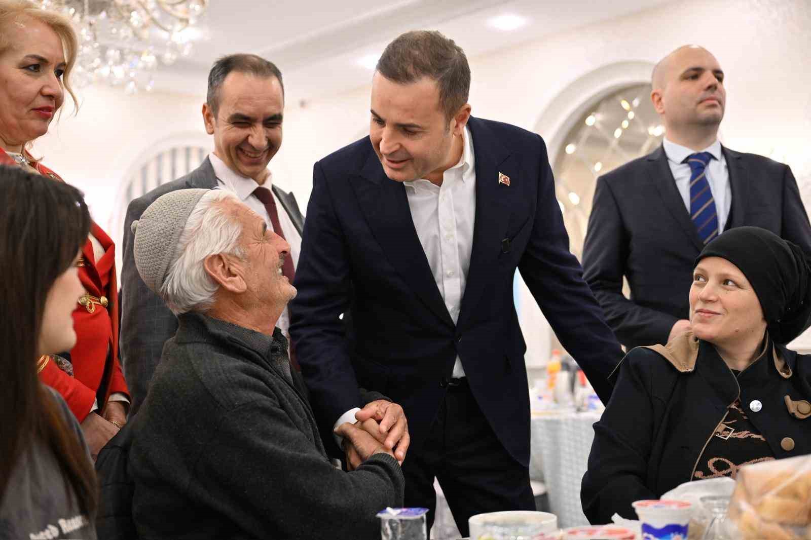 Başkan Ahmet Akın, İstanbul’daki Balıkesirliler ile kucaklaştı
