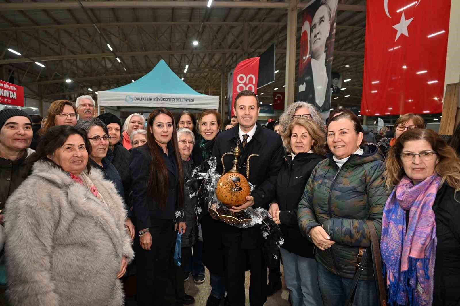 Başkan Ahmet Akın Susurluklu hemşehrileriyle aynı sofrada buluştu
Başkan Ahmet Akın Susurluklu hemşehrileriyle aynı sofrada buluştu