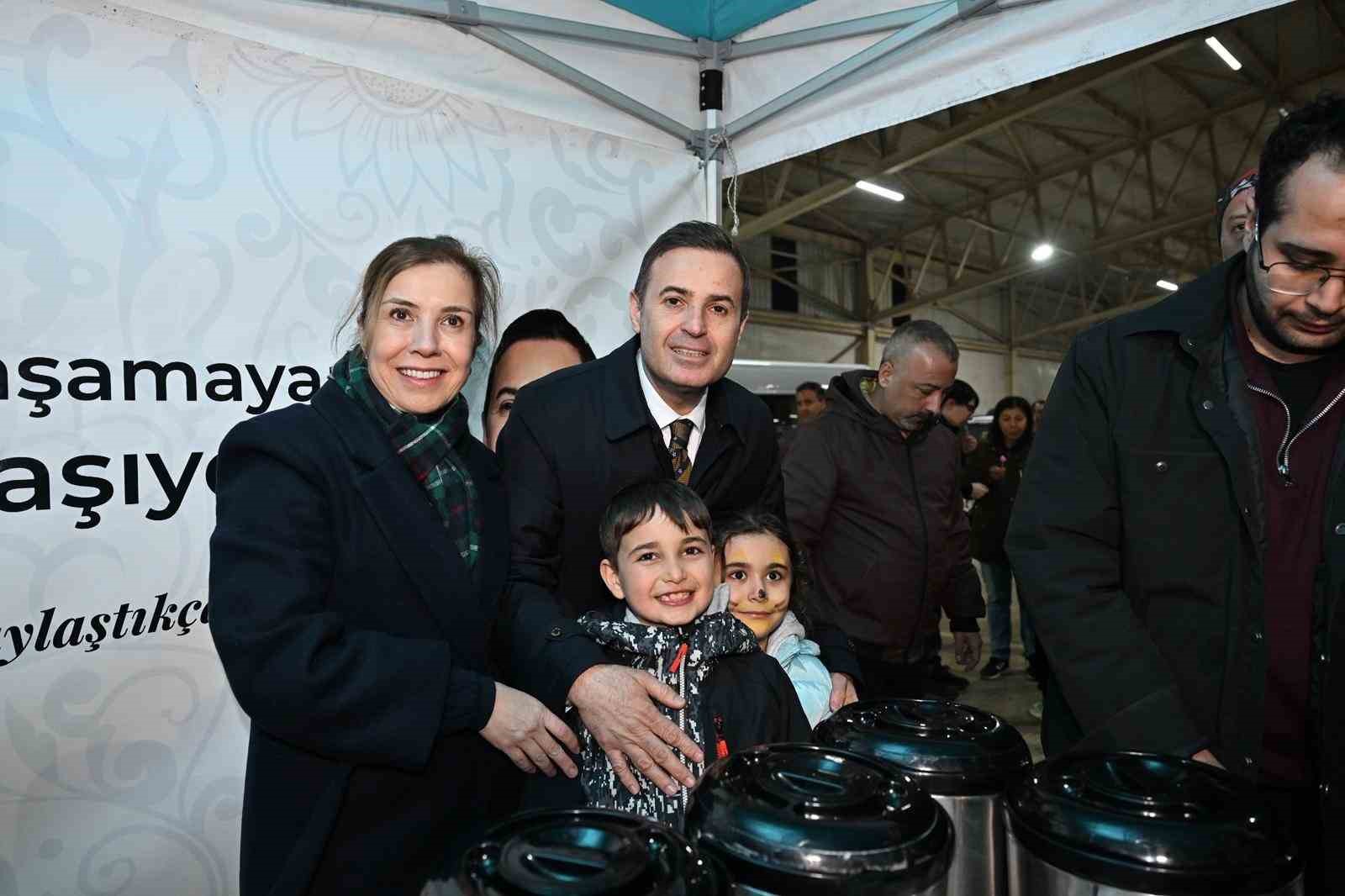 Başkan Ahmet Akın Susurluklu hemşehrileriyle aynı sofrada buluştu
Başkan Ahmet Akın Susurluklu hemşehrileriyle aynı sofrada buluştu