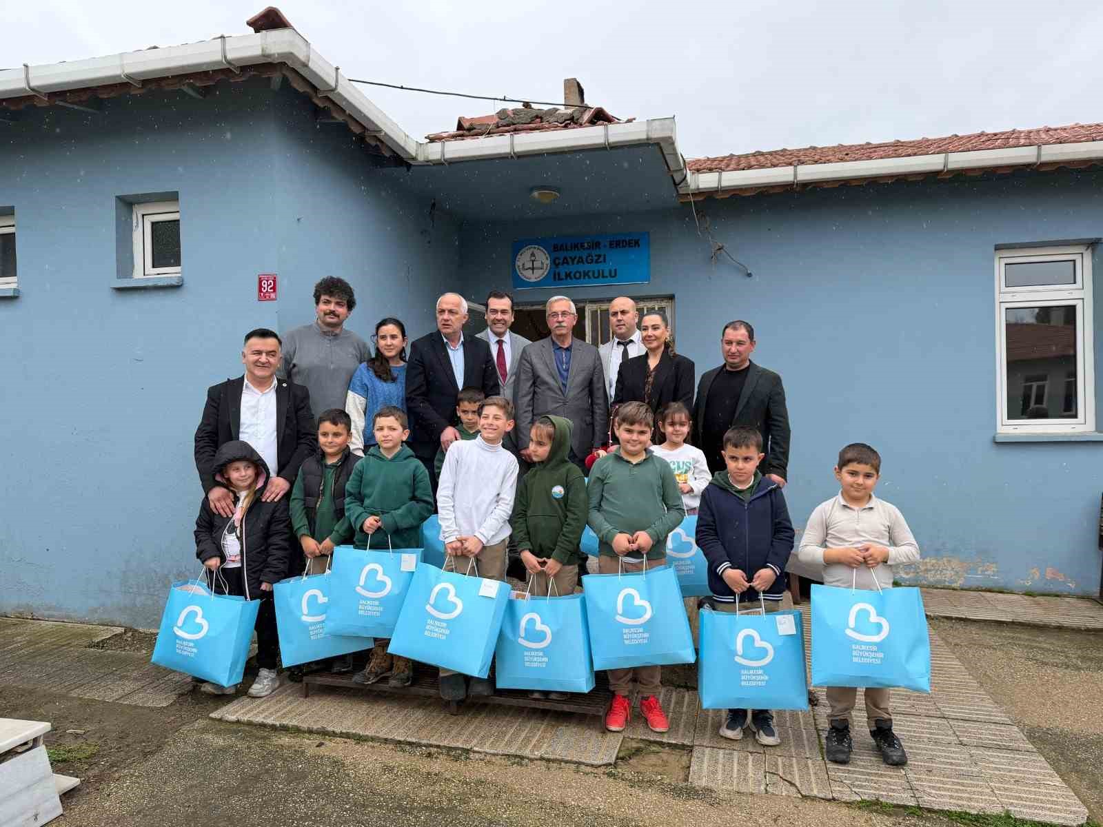 Başkan Akın’dan kırsaldaki çocuklara 23 Nisan hediyesi
