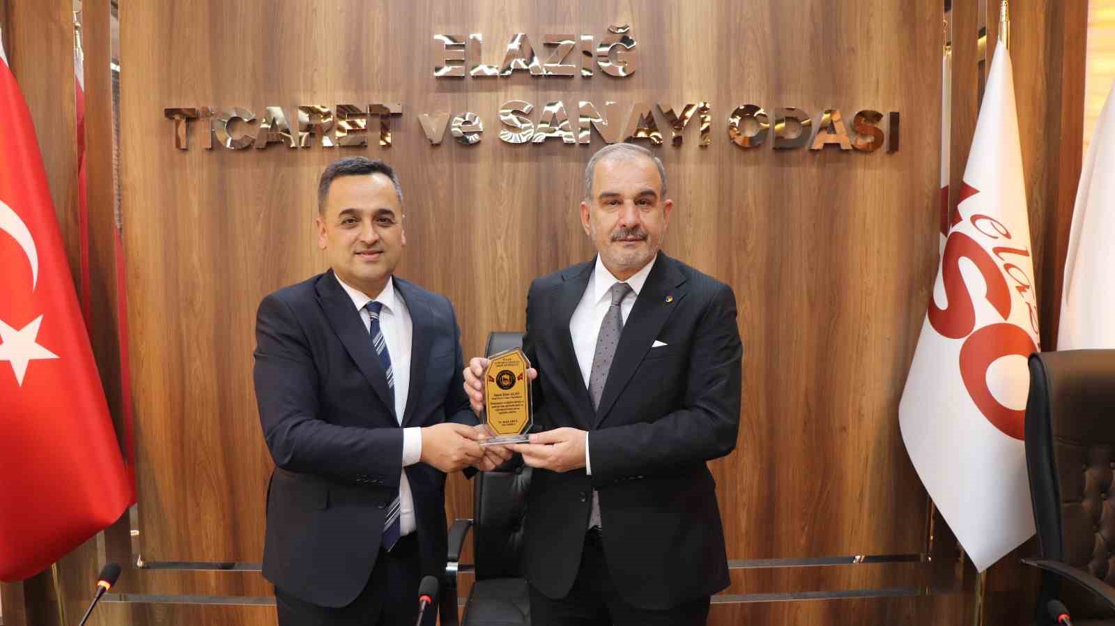 Başkan Alan sözünü tuttu: Öğrencilere formalarını hediye etti
