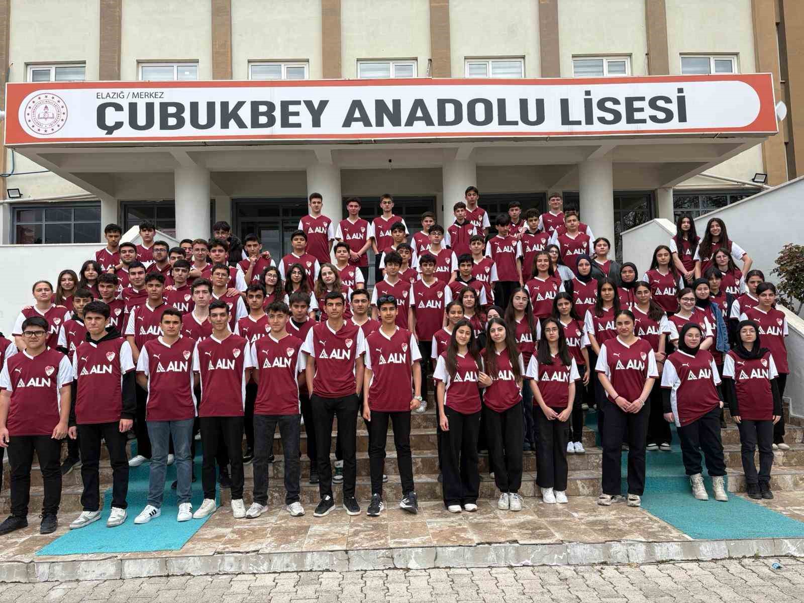 Başkan Alan sözünü tuttu: Öğrencilere formalarını hediye etti
