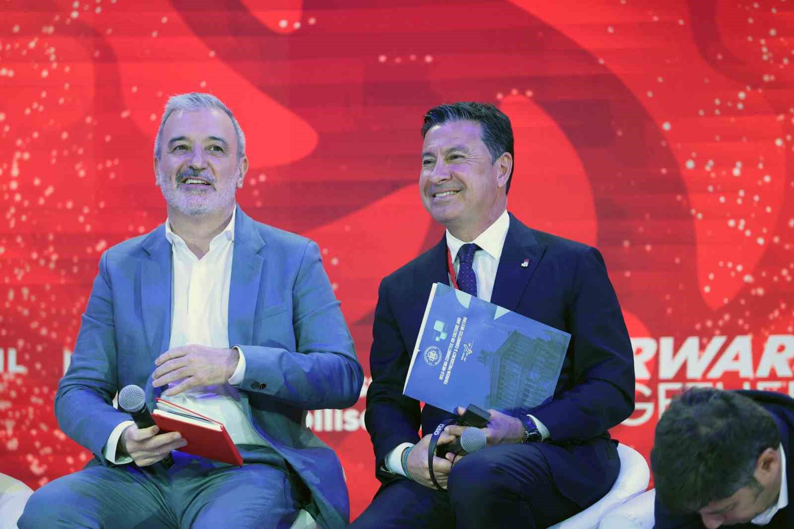 Başkan Aras Barselona’da yerel yönetimlerin önemini anlattı
