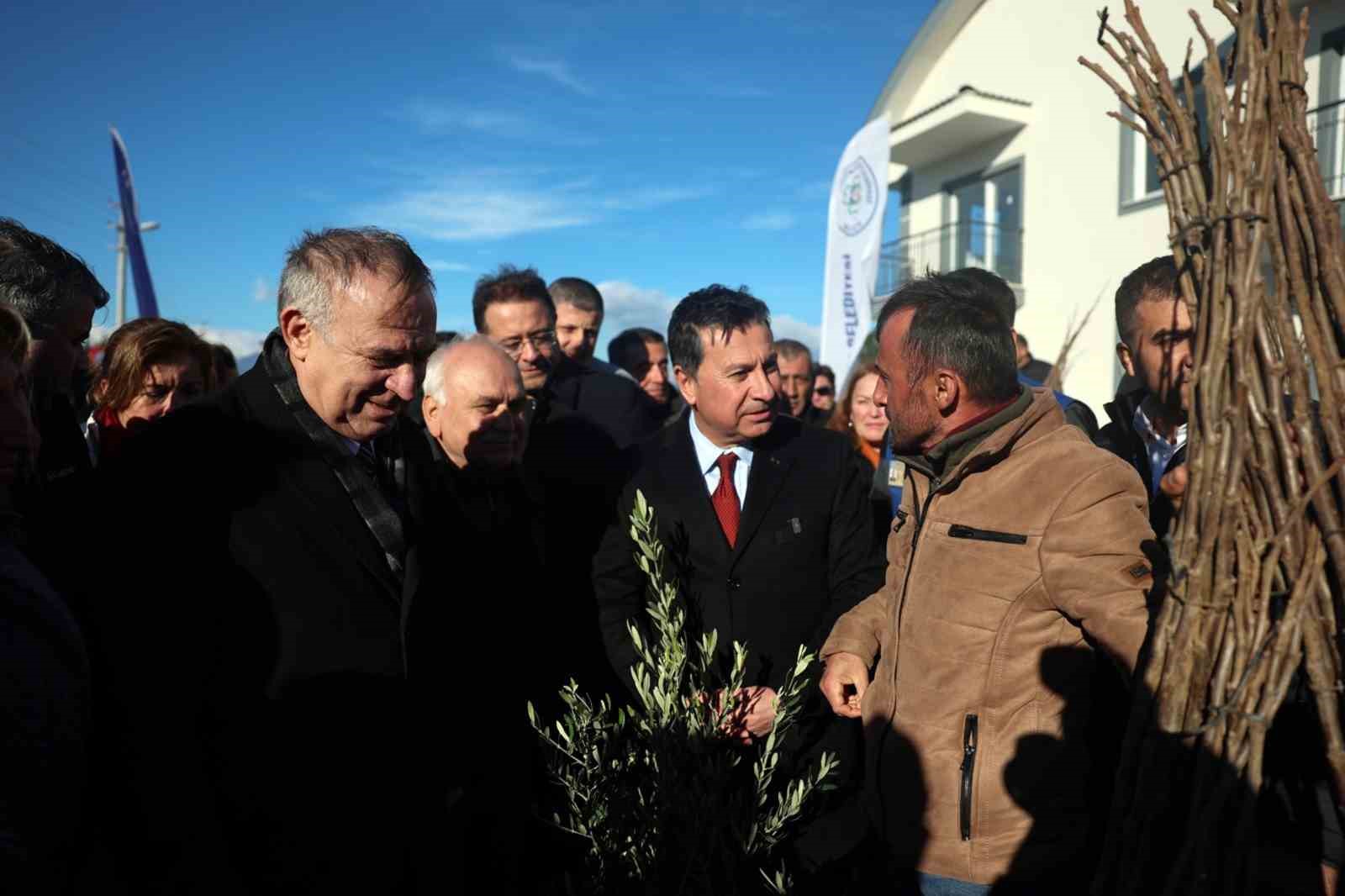 Başkan Aras: "Kırsalda üretim varsa, kentte bereket vardır"
Başkan Aras: "Kırsalda üretim varsa, kentte bereket vardır"