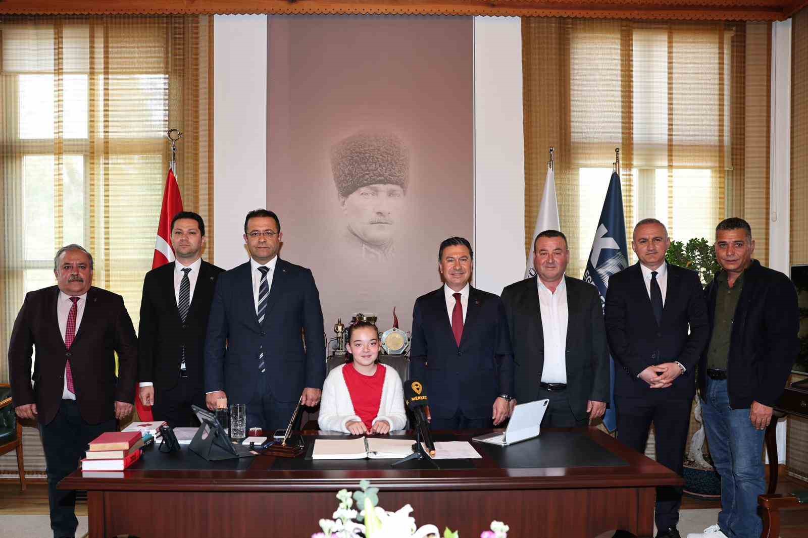 Başkan Aras, koltuğunu minik Azra’ya devretti
