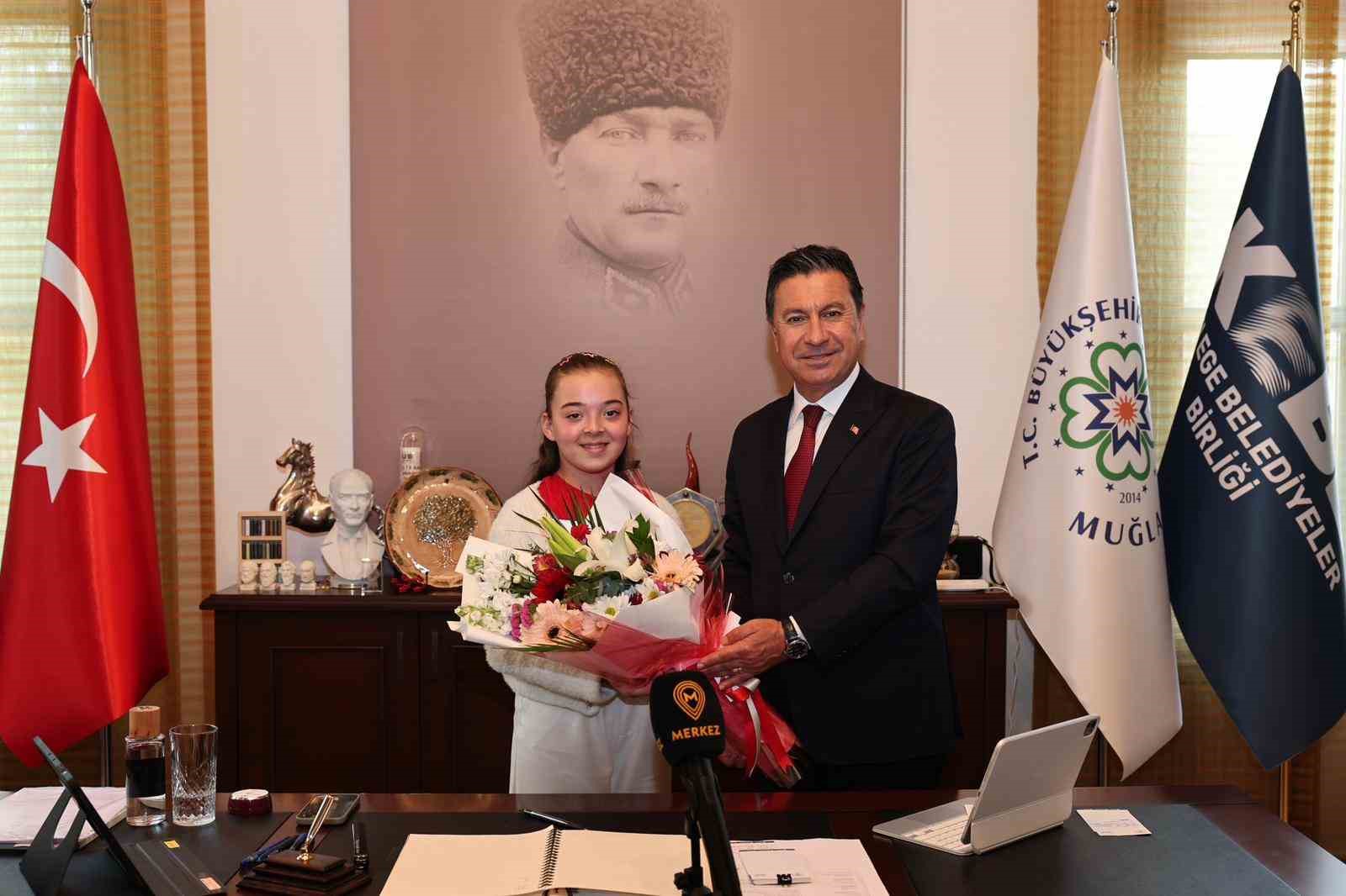 Başkan Aras, koltuğunu minik Azra’ya devretti
